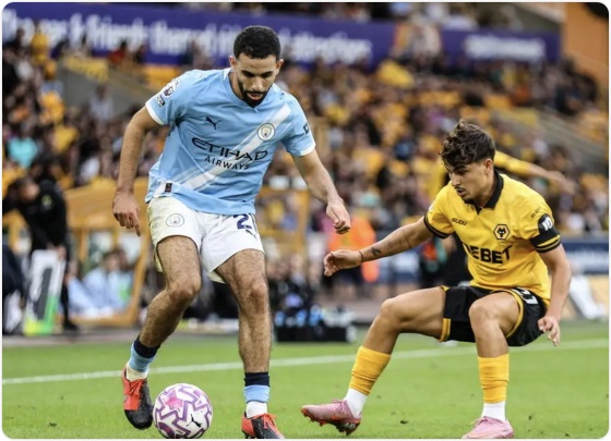 哈兰德双响赖因德斯传射建功 曼城4-0狼队暂登顶 